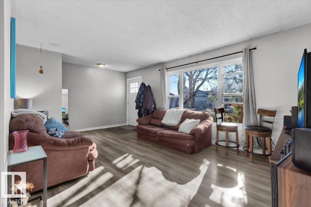 6 GLENDALE CR