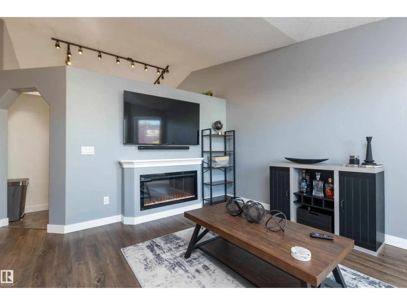 225 FORREST DR
