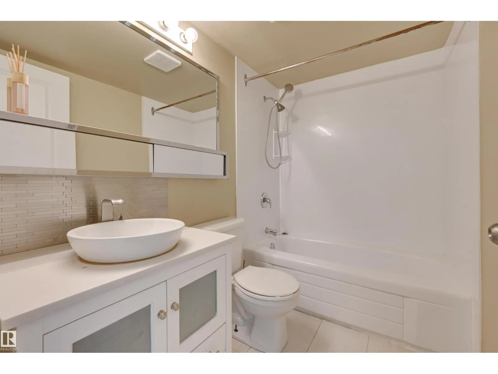 #905 10150 117 ST NW
