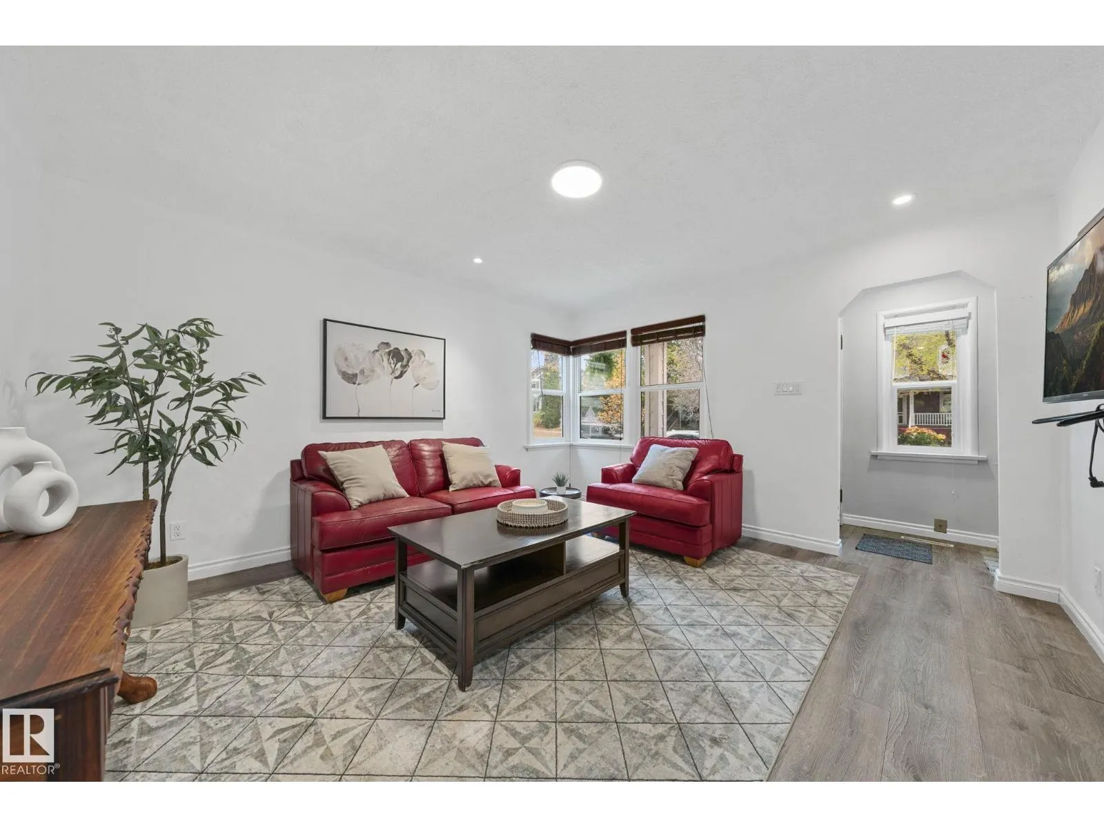 9809 83 AV NW