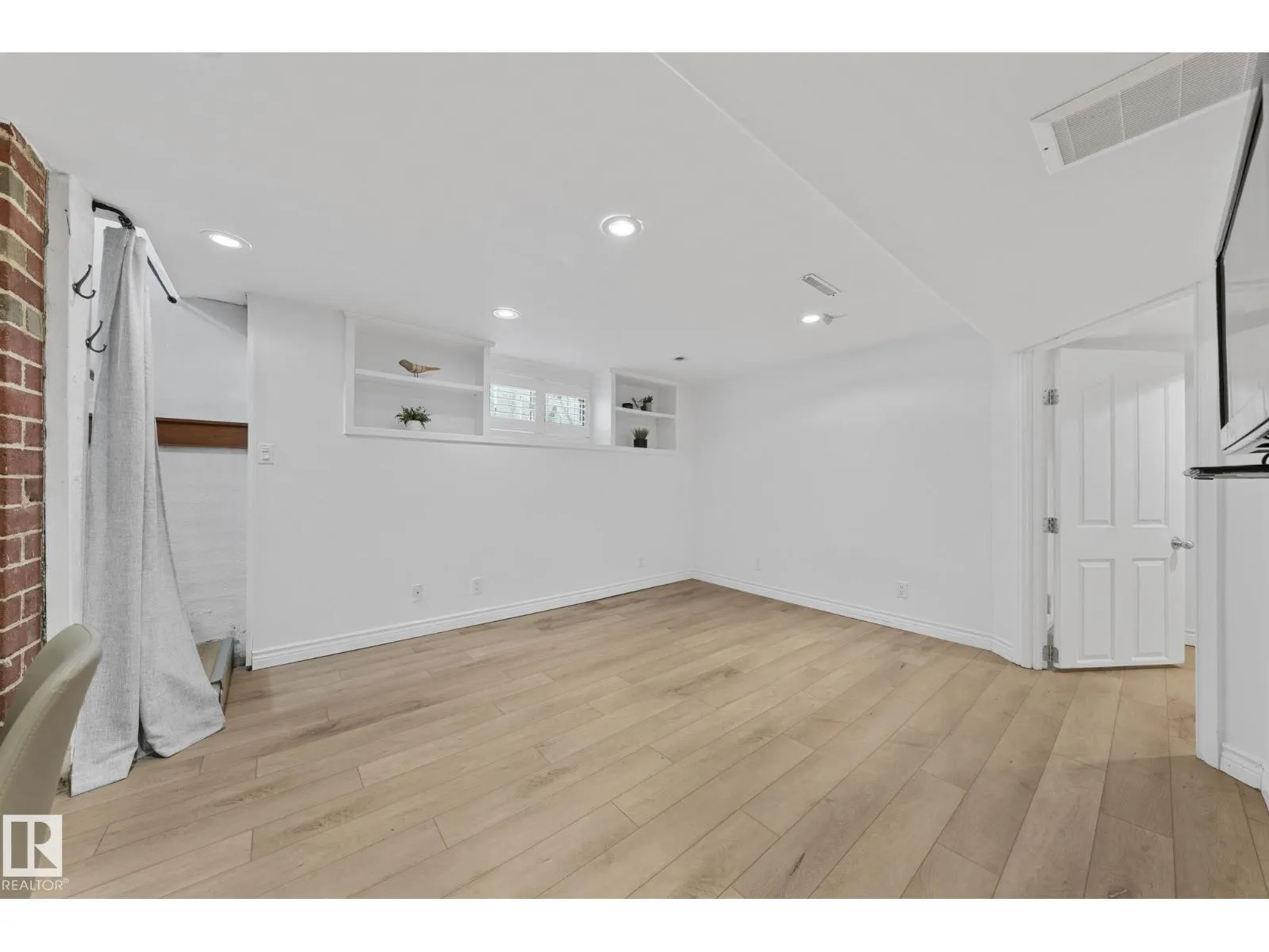 9809 83 AV NW