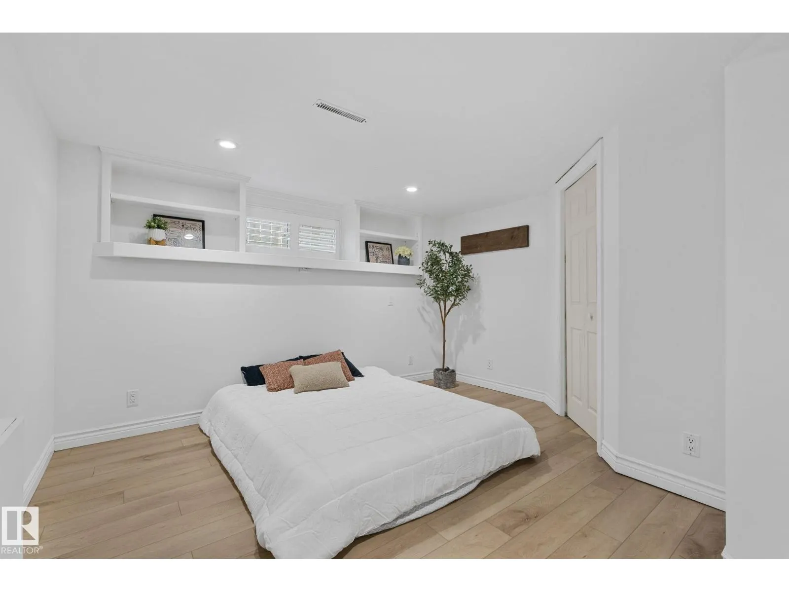 9809 83 AV NW