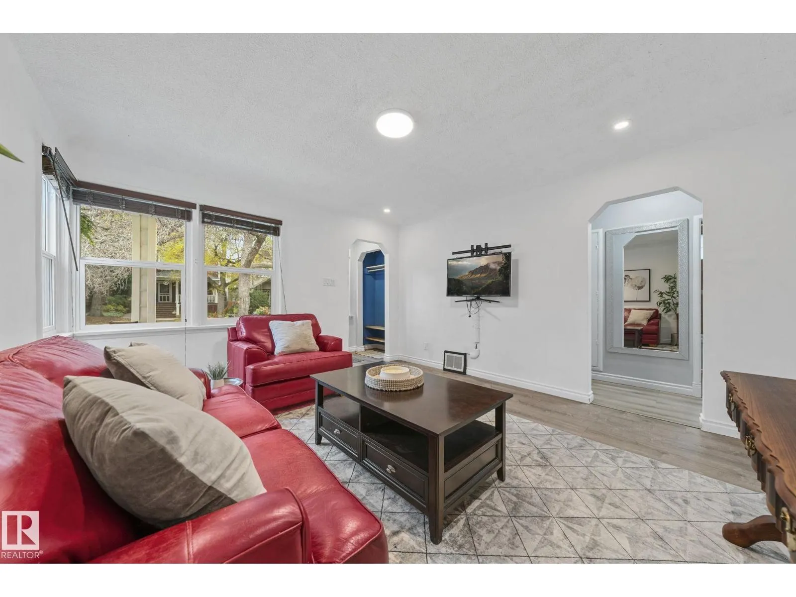 9809 83 AV NW