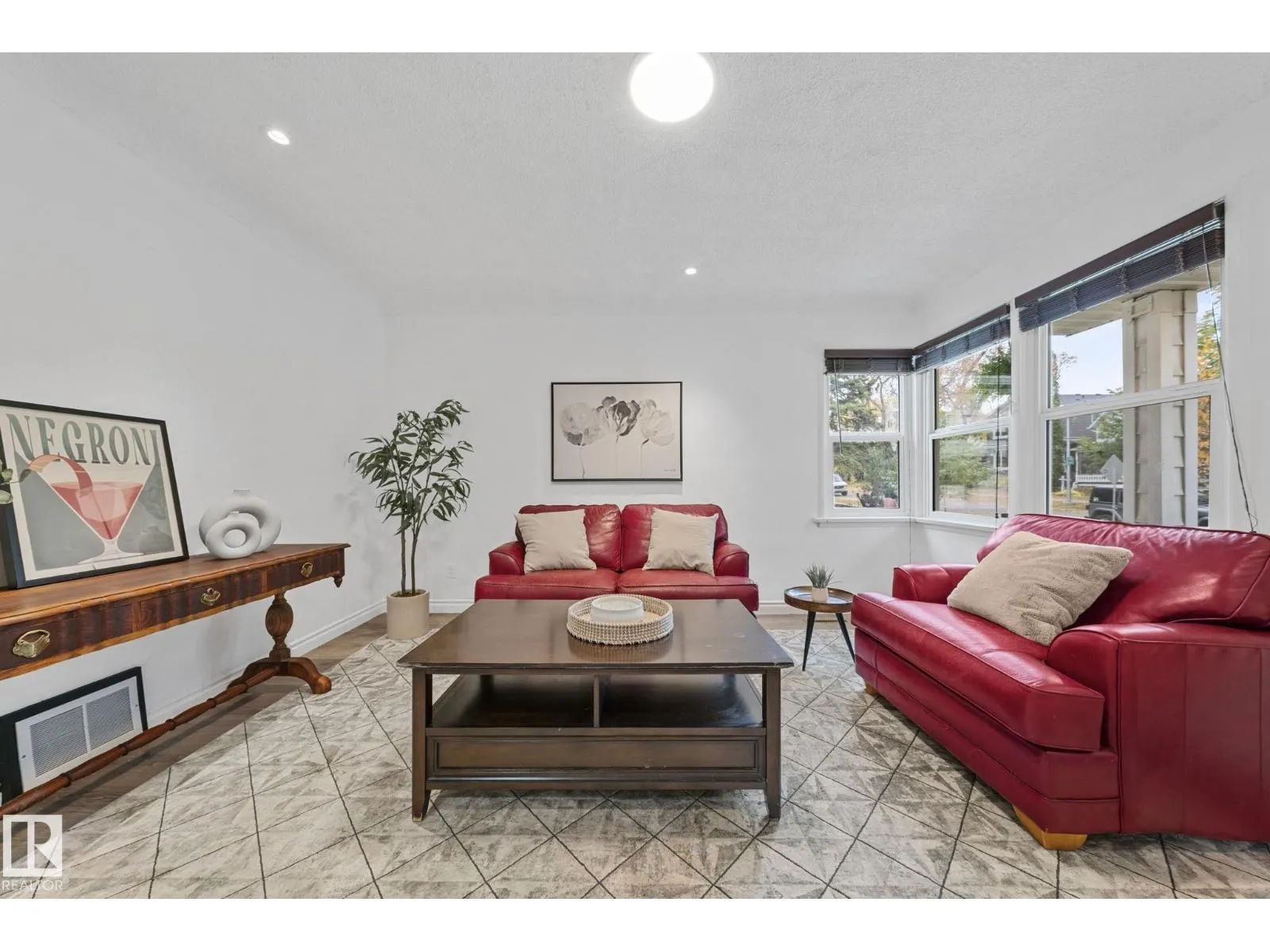 9809 83 AV NW