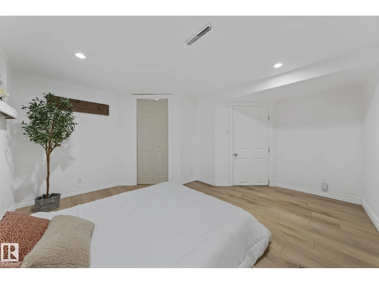 9809 83 AV NW