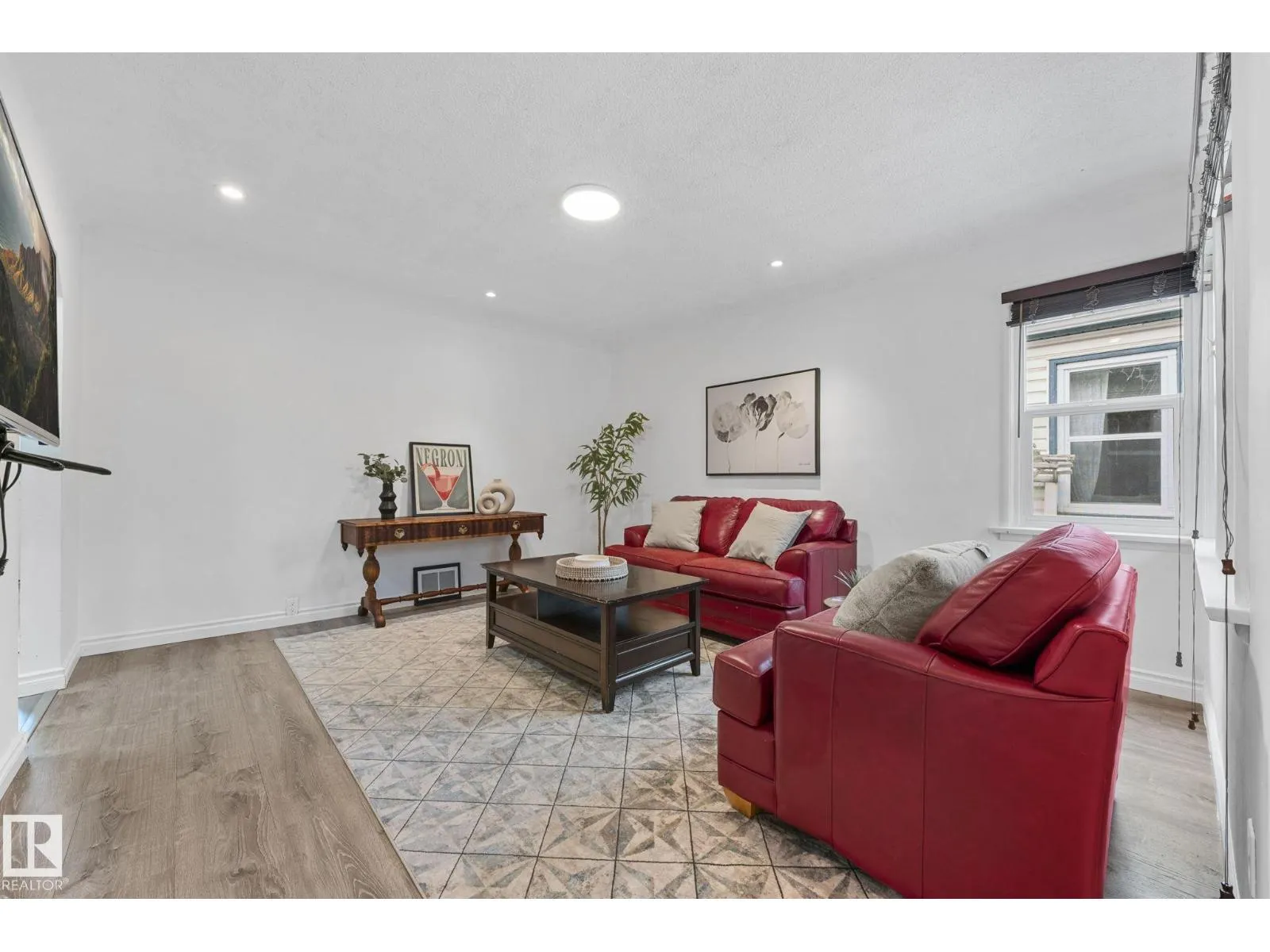 9809 83 AV NW