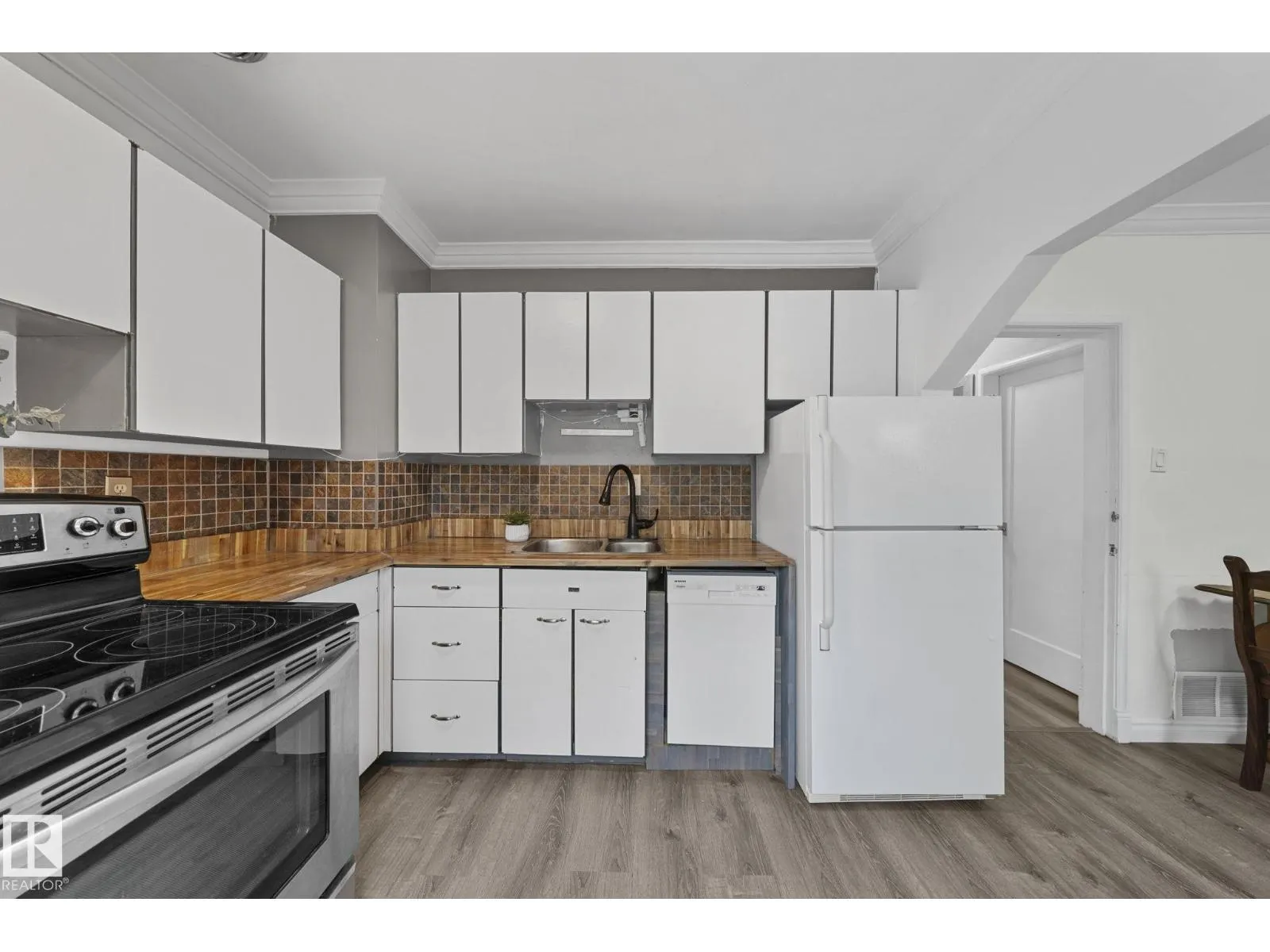 9809 83 AV NW