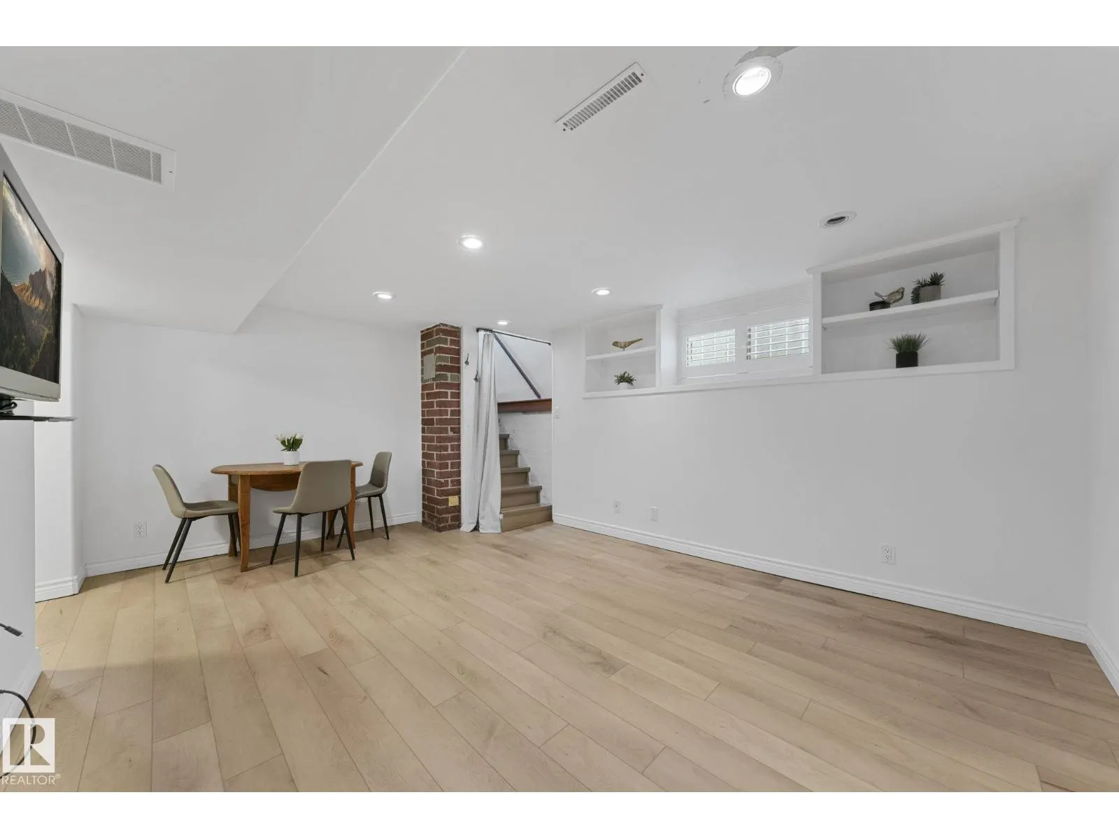 9809 83 AV NW