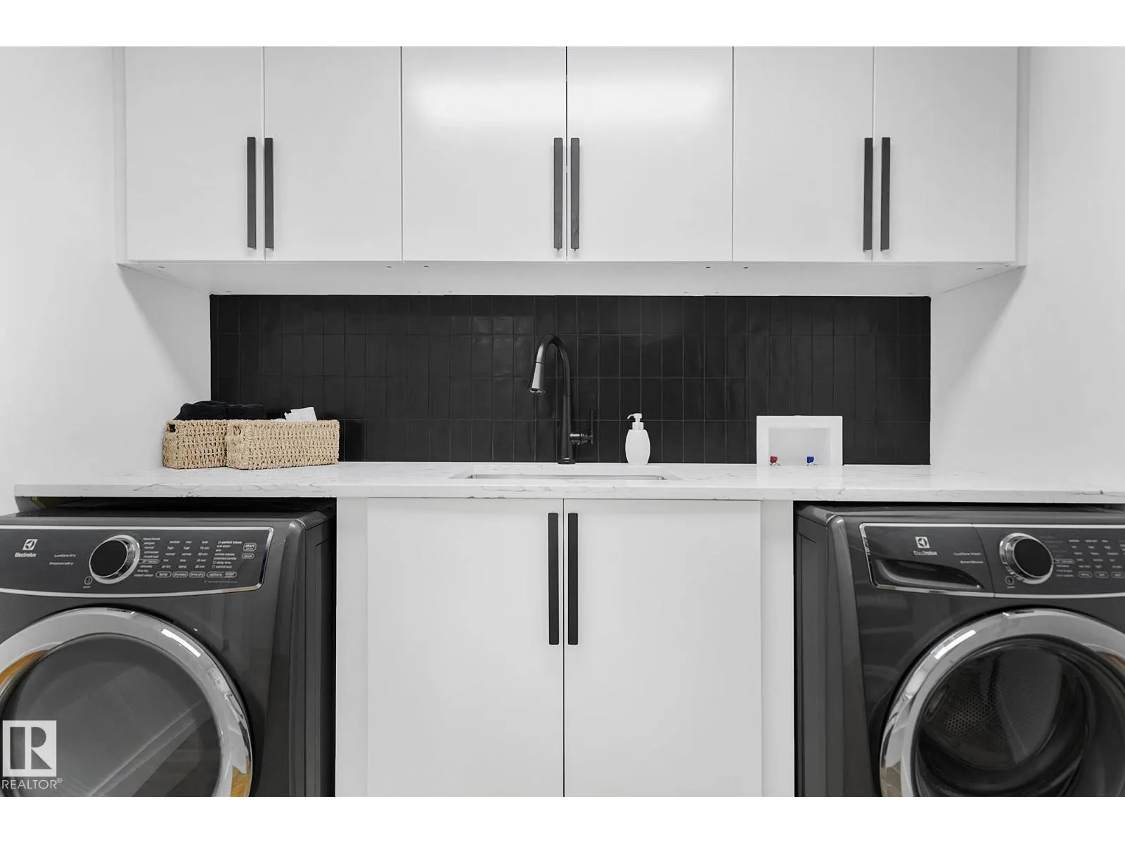 100 WOLF WILLOW CR NW
