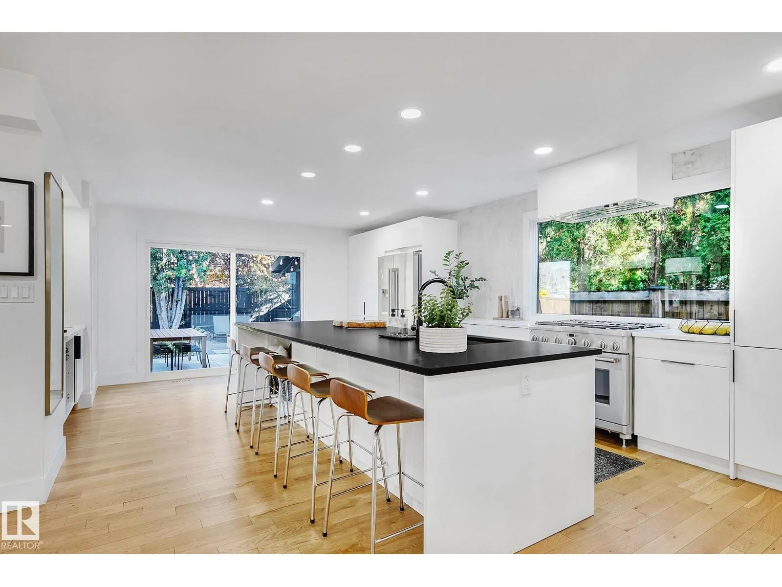 100 WOLF WILLOW CR NW