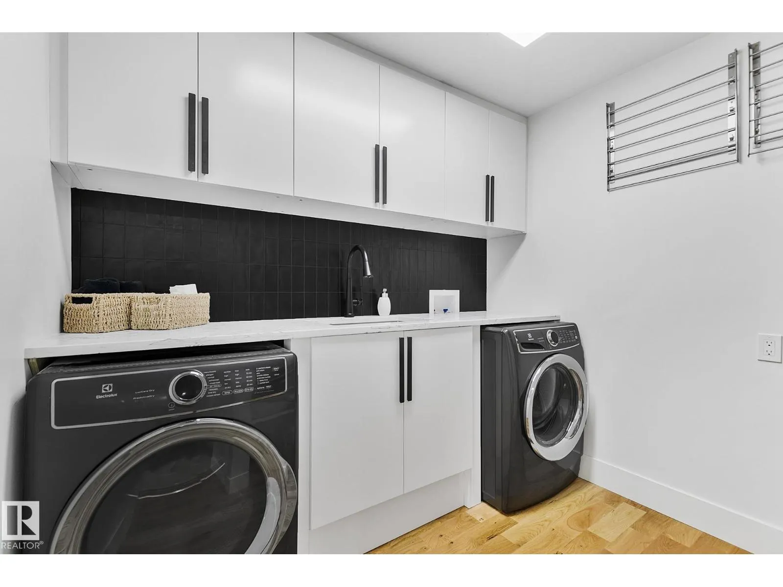100 WOLF WILLOW CR NW