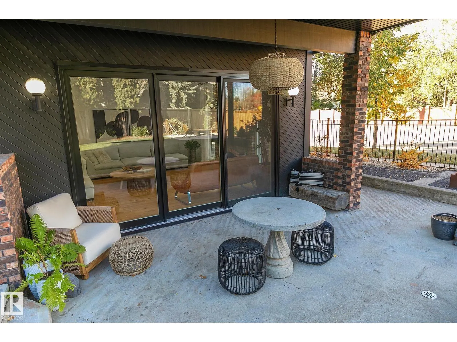100 WOLF WILLOW CR NW