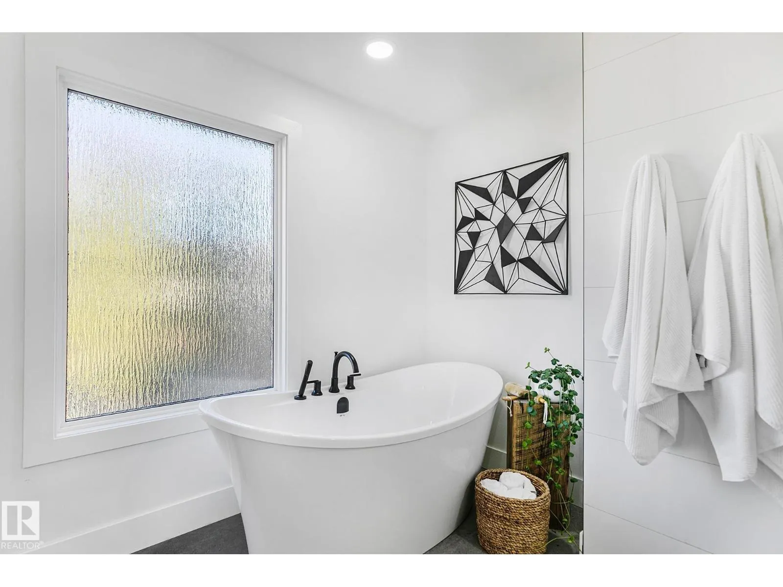 100 WOLF WILLOW CR NW