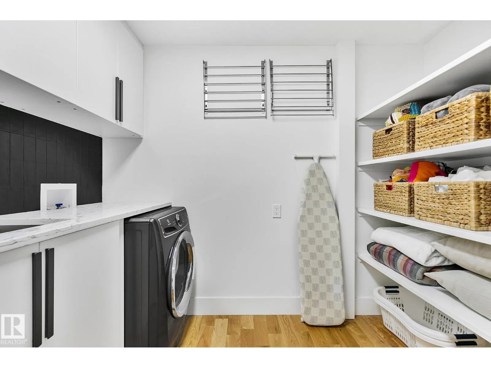 100 WOLF WILLOW CR NW