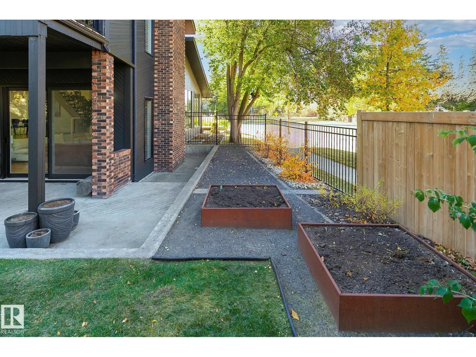 100 WOLF WILLOW CR NW