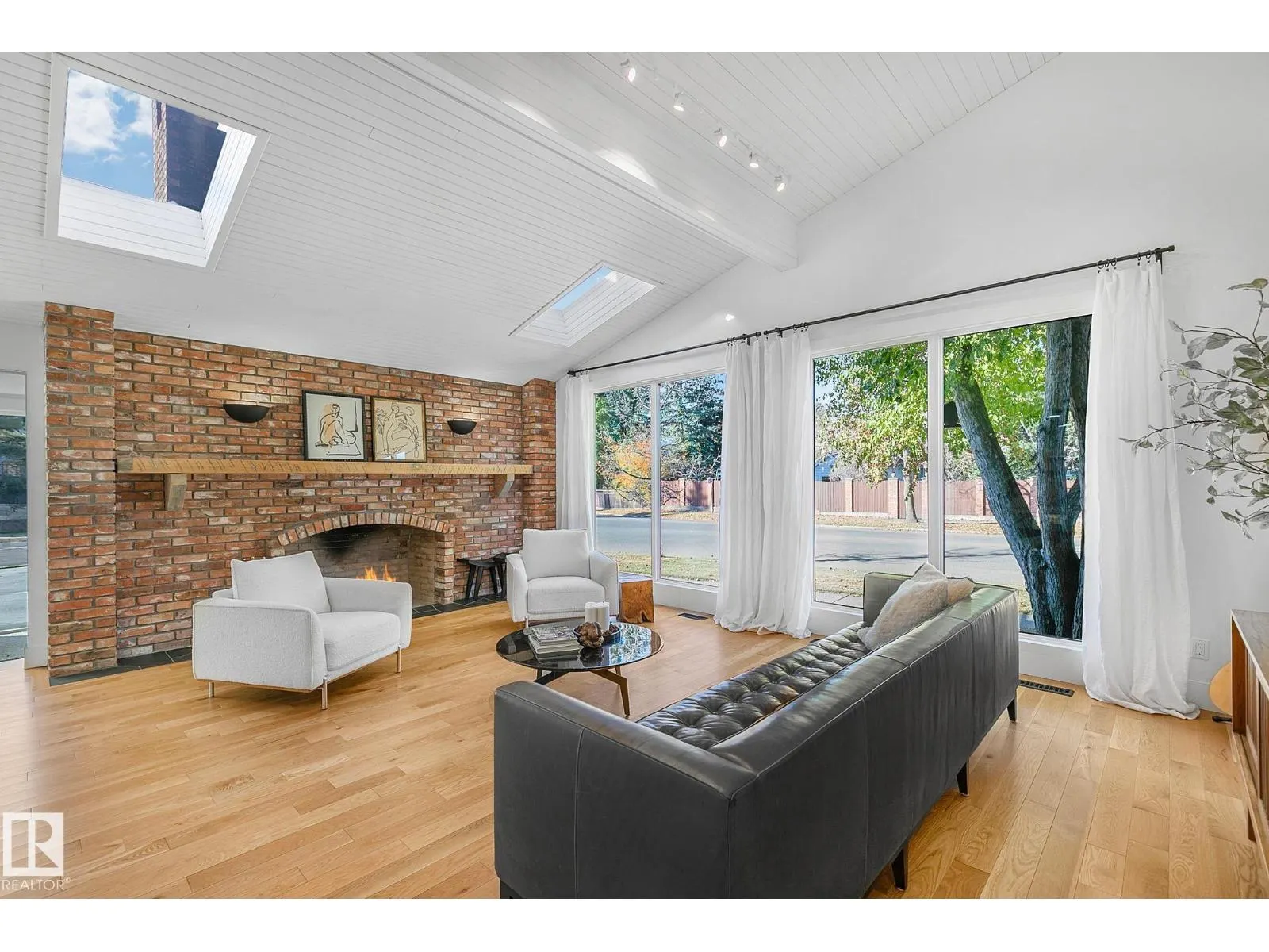 100 WOLF WILLOW CR NW