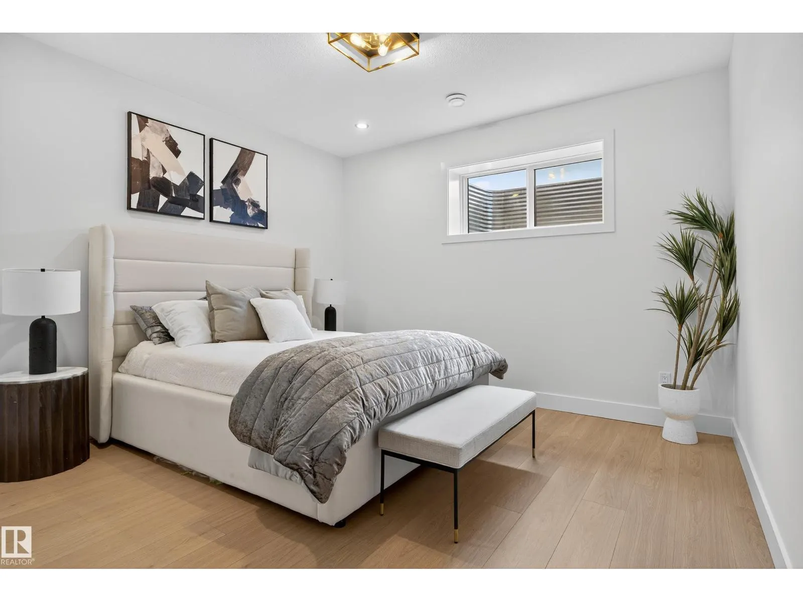 712 166 AV NE