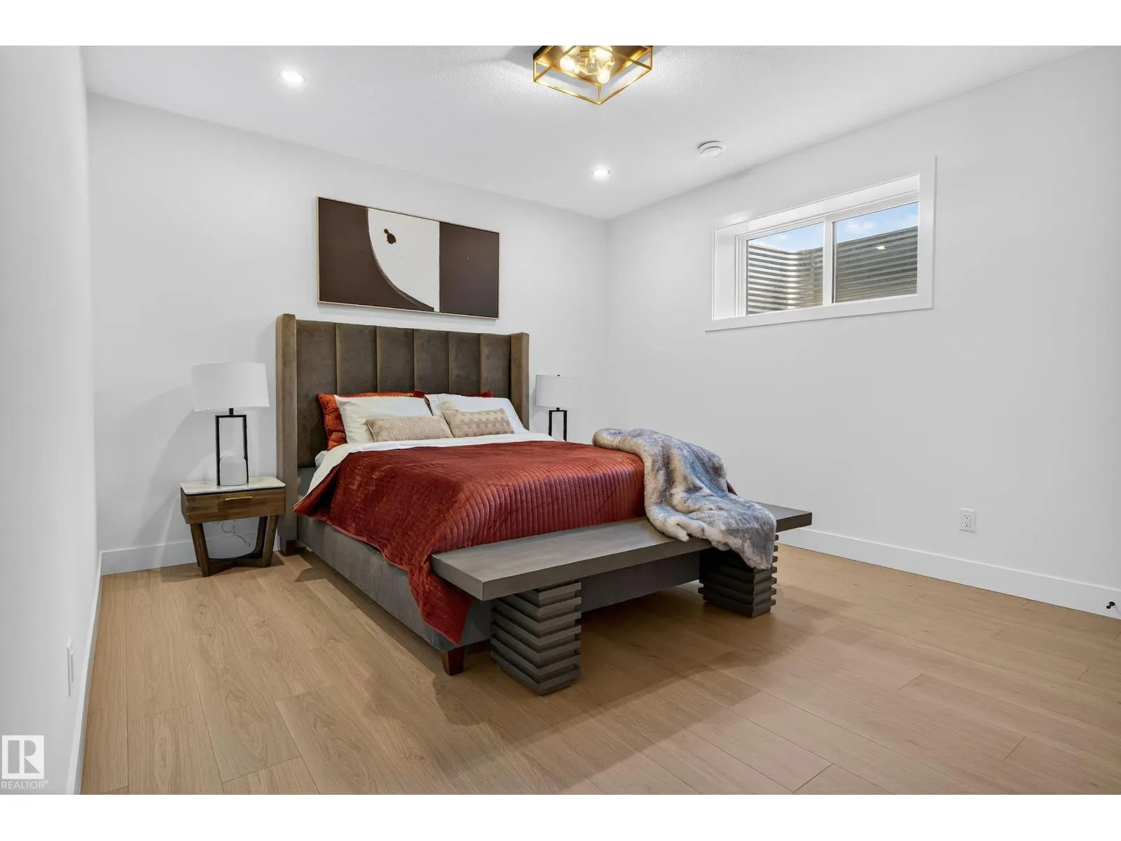 712 166 AV NE