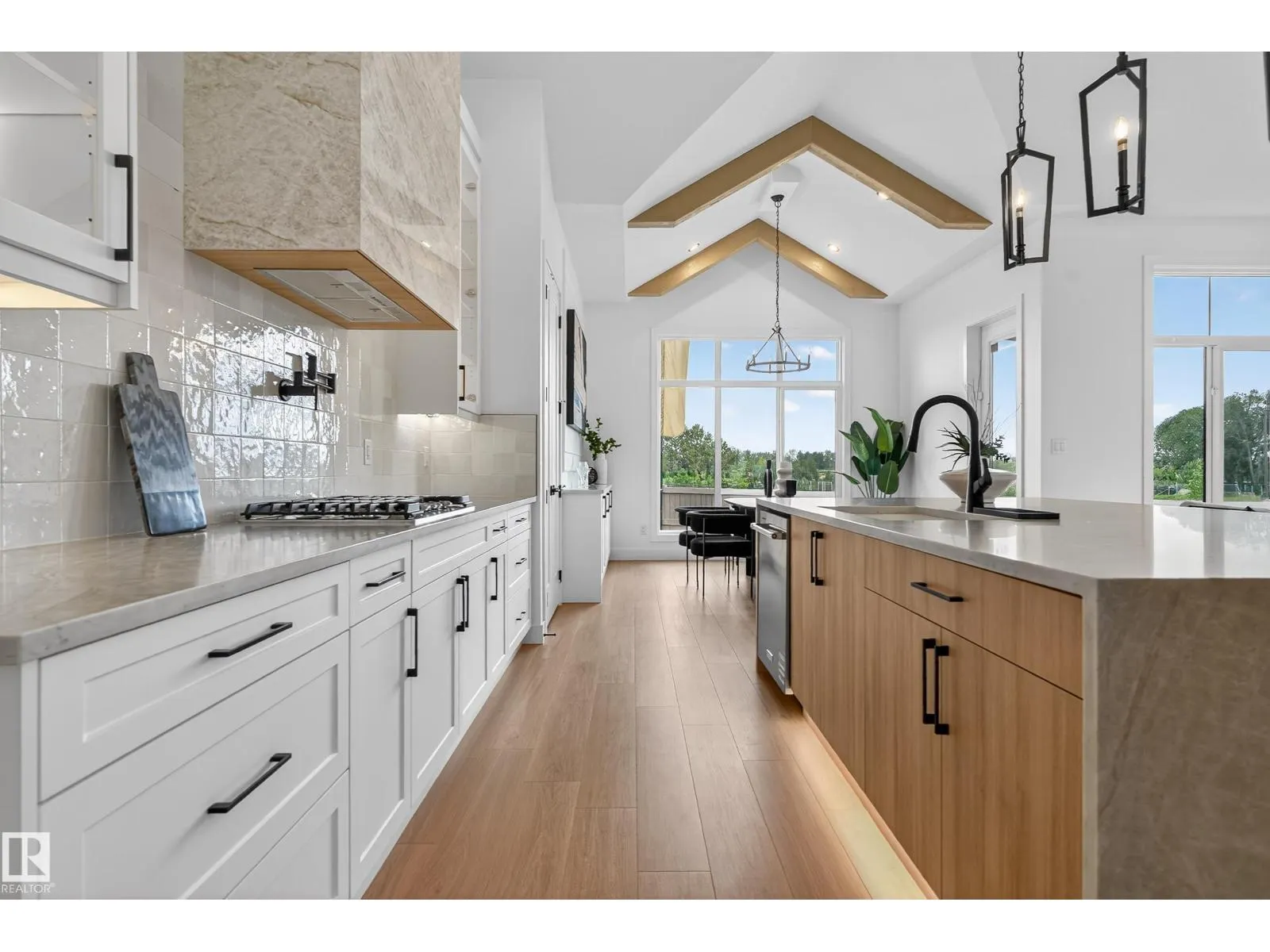 712 166 AV NE