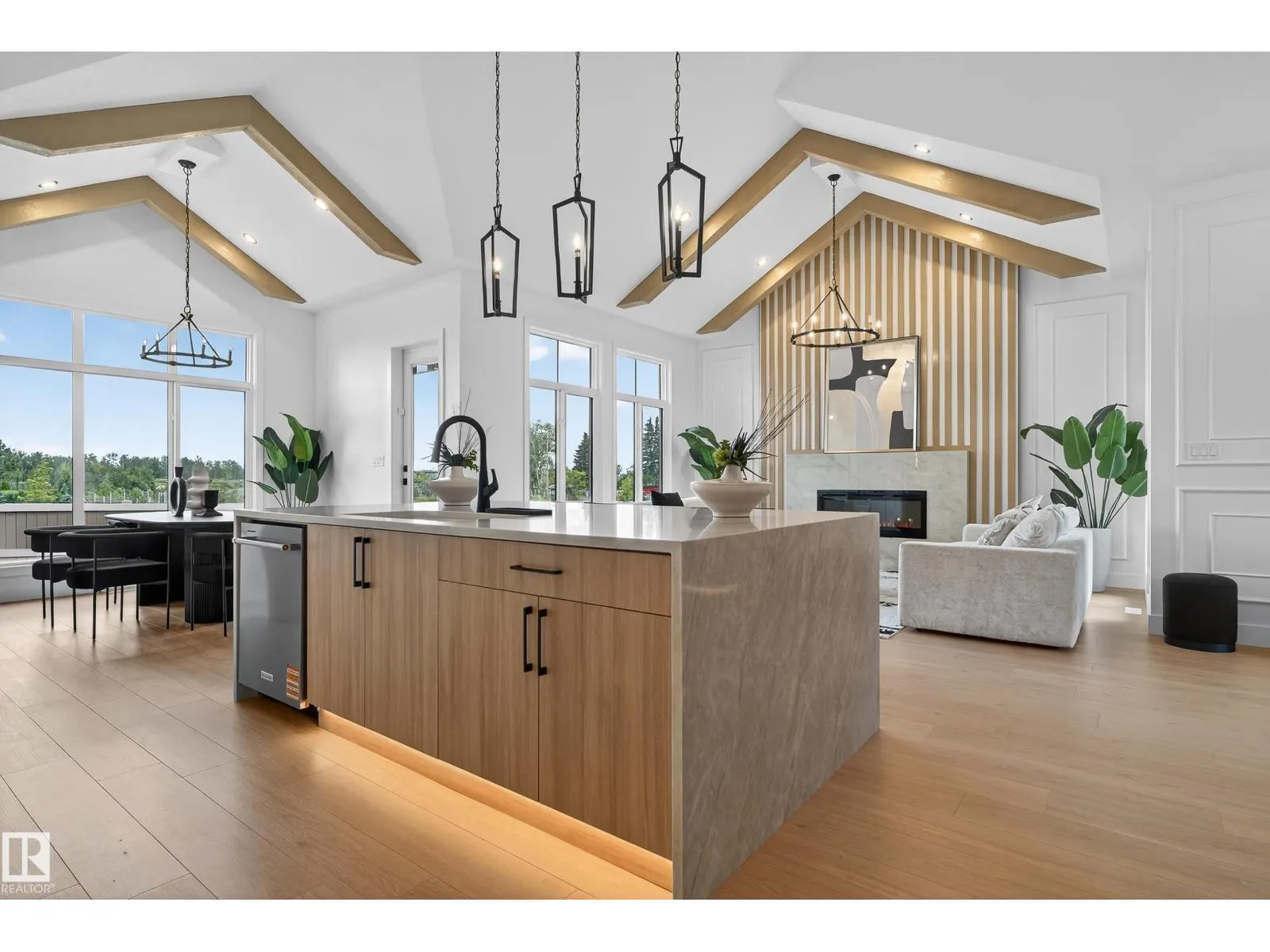 712 166 AV NE