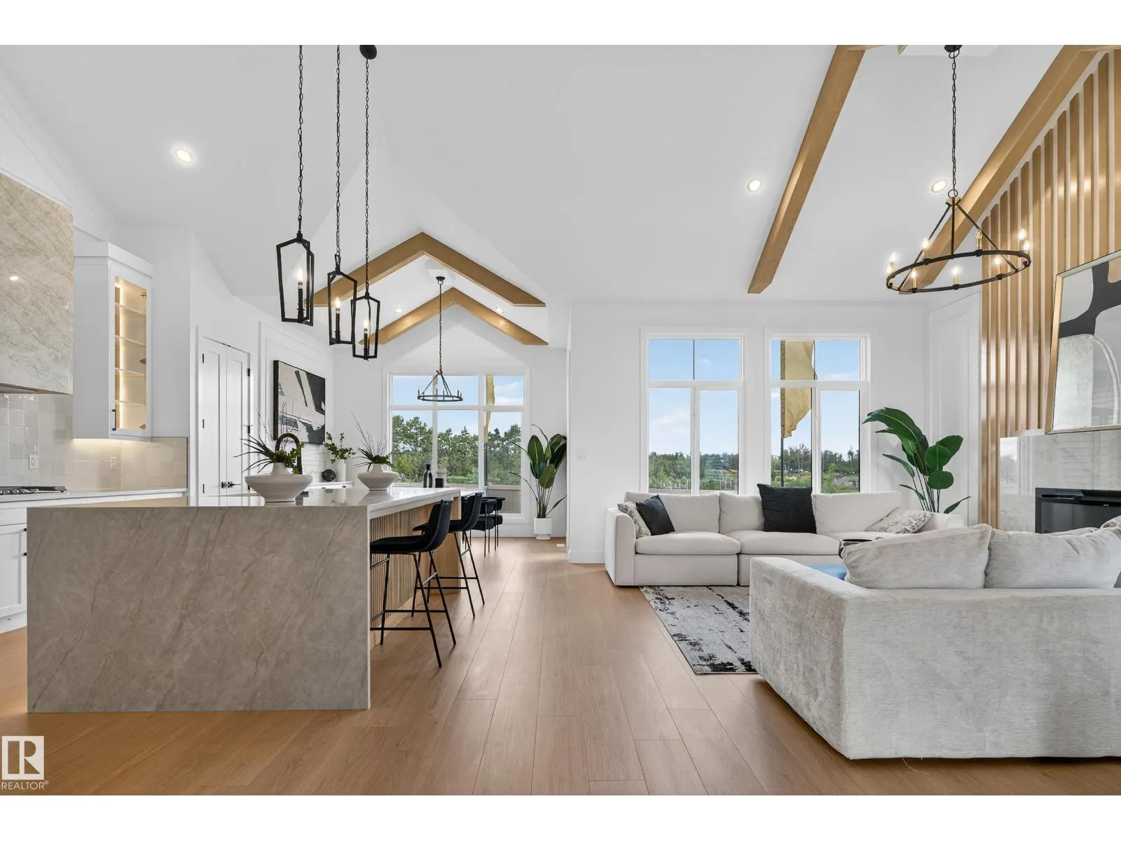 712 166 AV NE