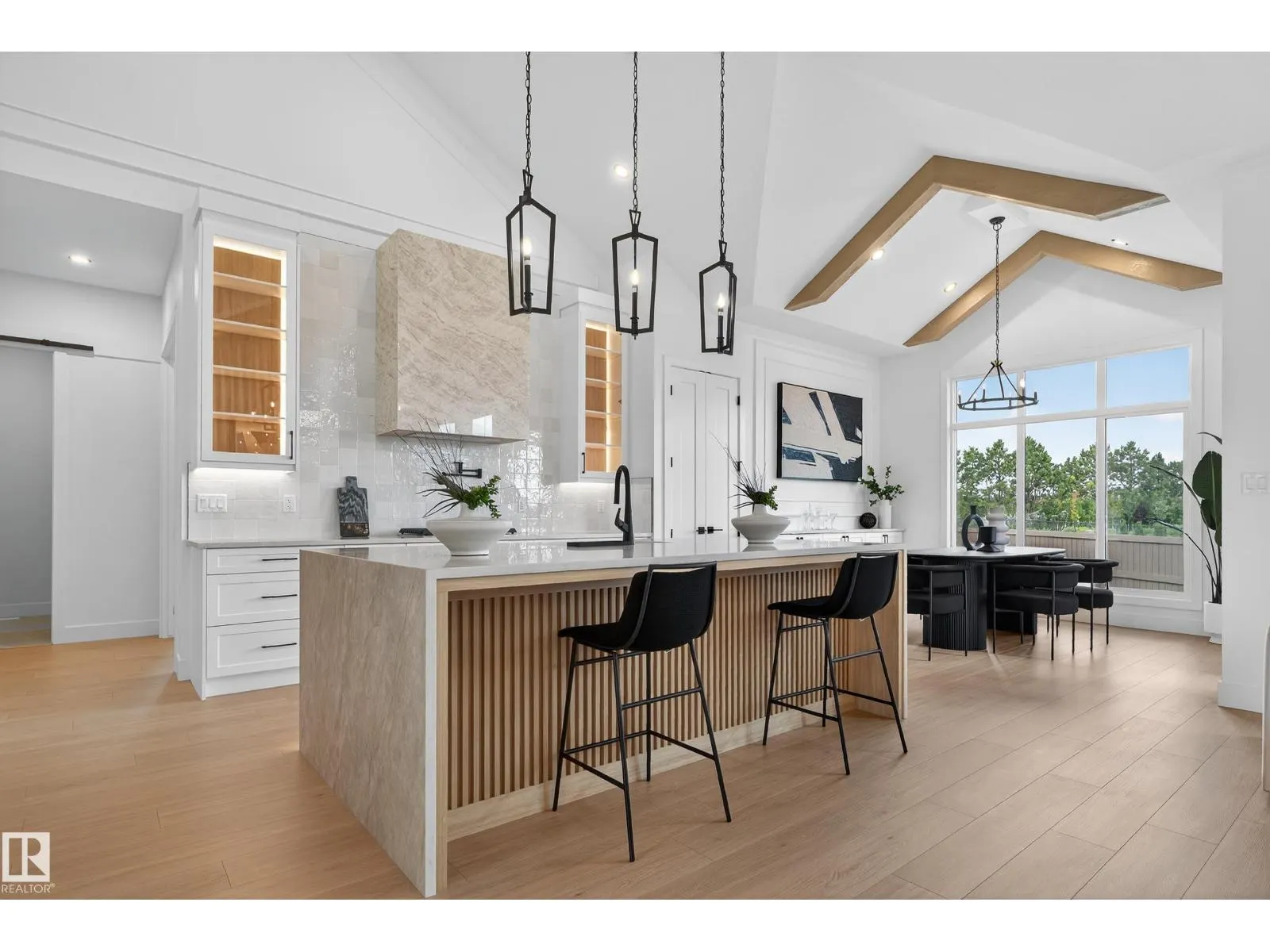 712 166 AV NE