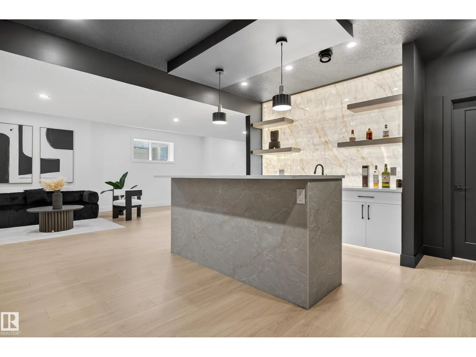 712 166 AV NE
