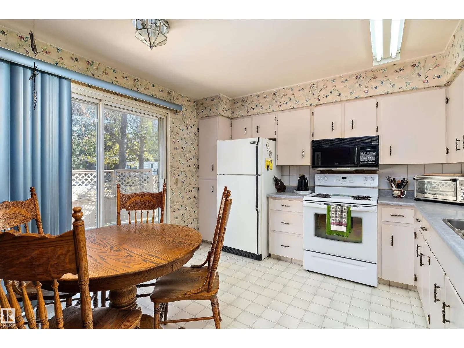 2 GREENBRIER CR