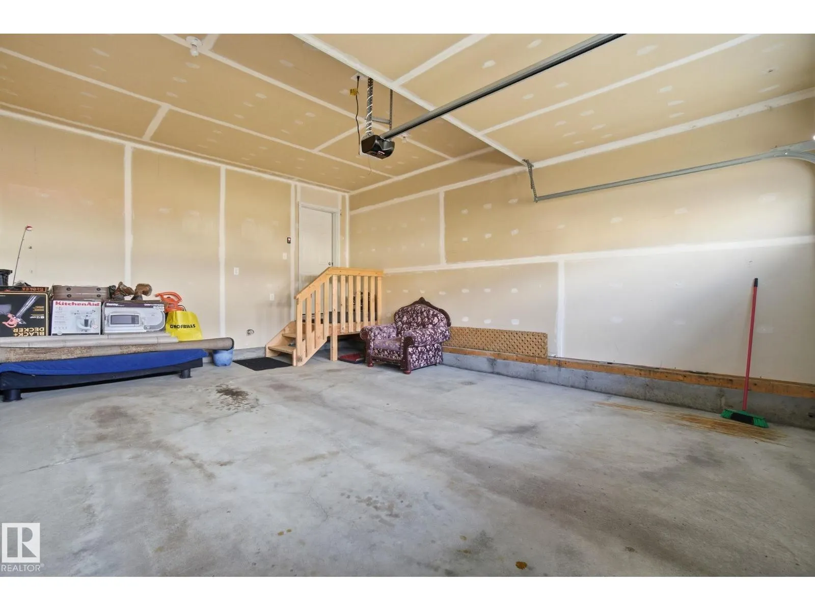 3217 11 AV NW