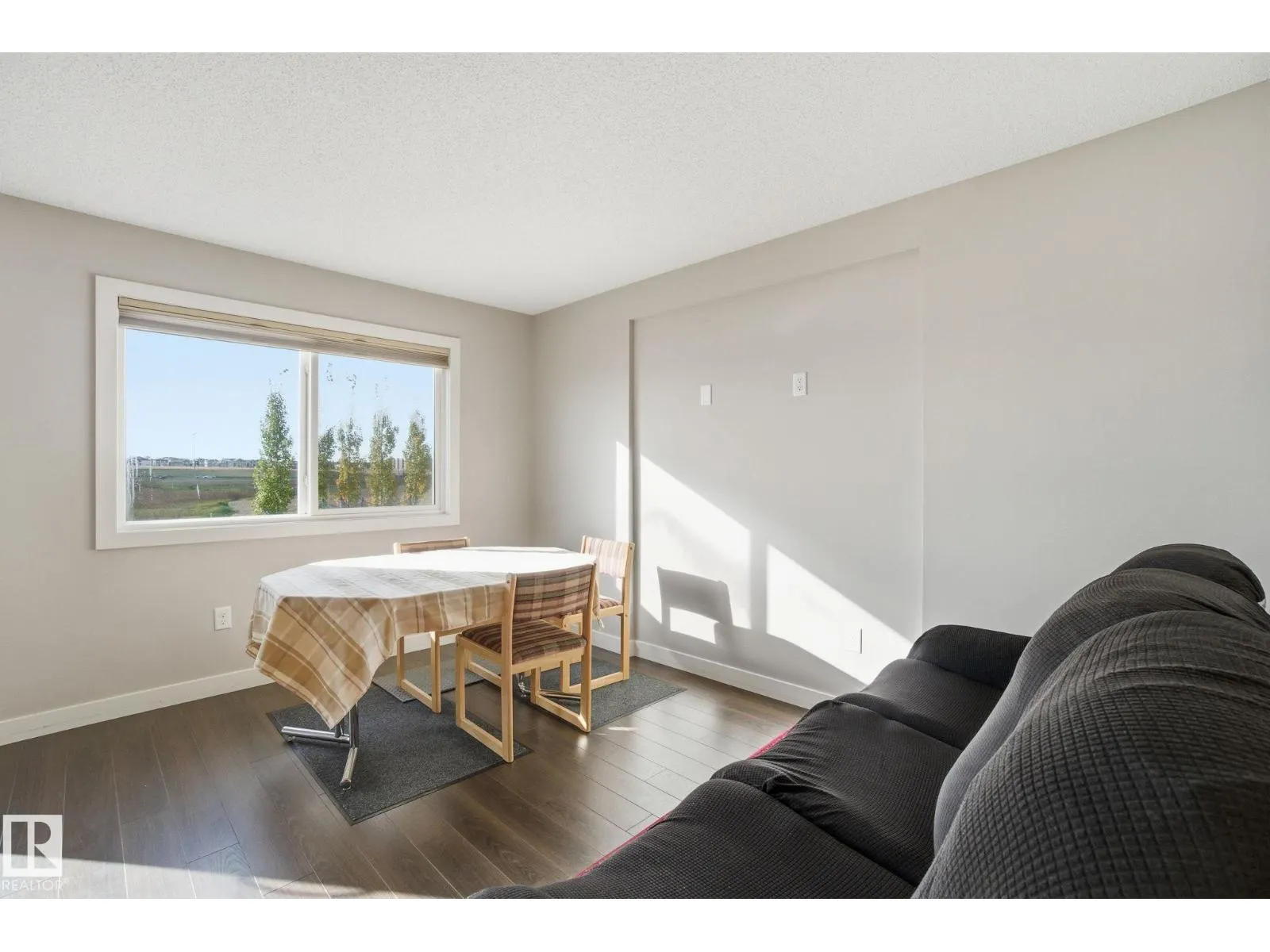 3217 11 AV NW