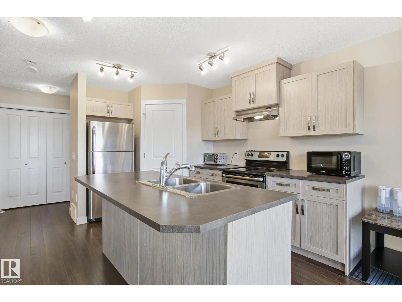 3217 11 AV NW
