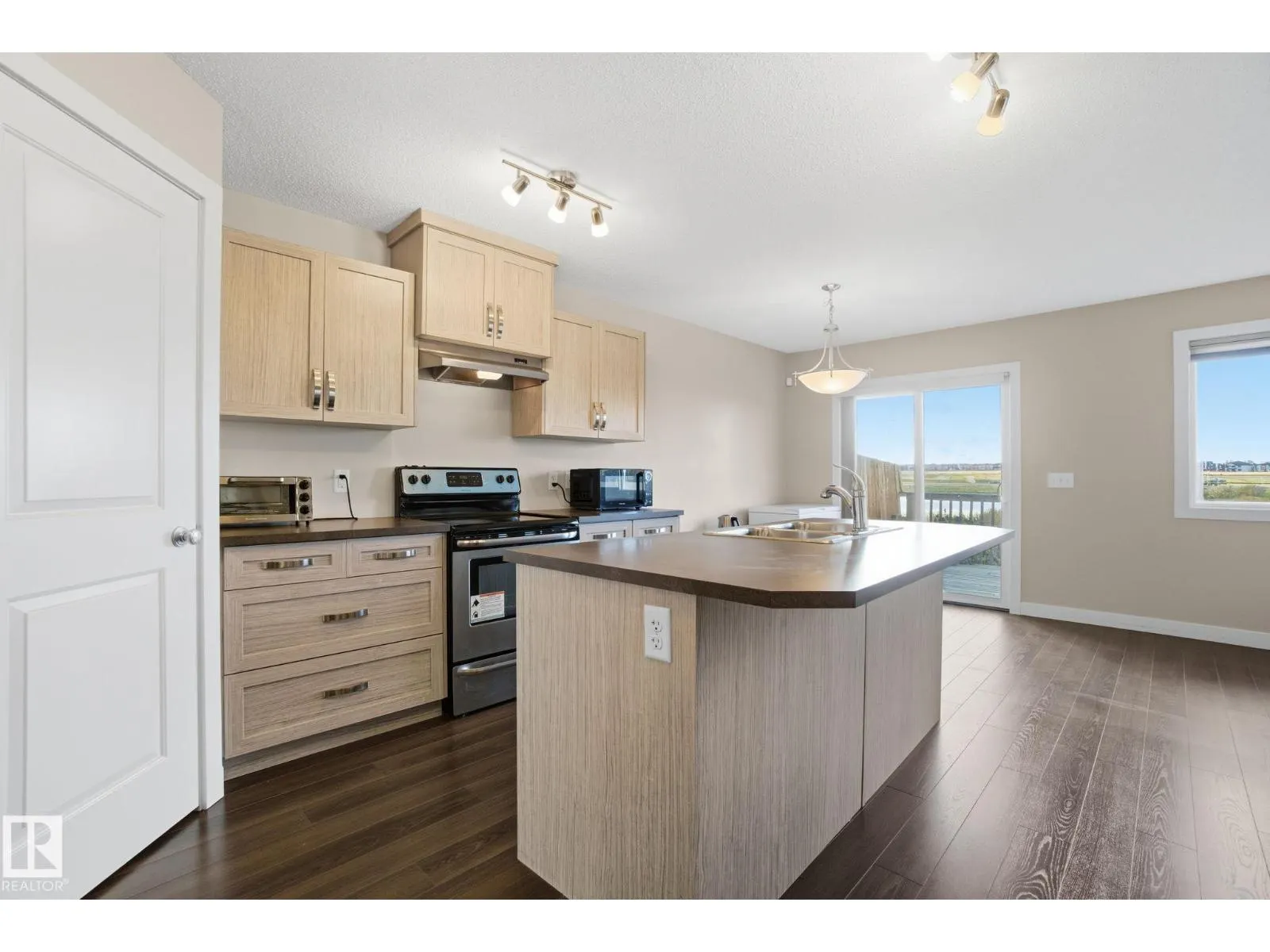 3217 11 AV NW