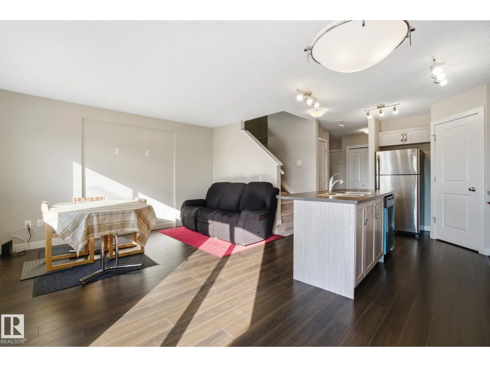 3217 11 AV NW