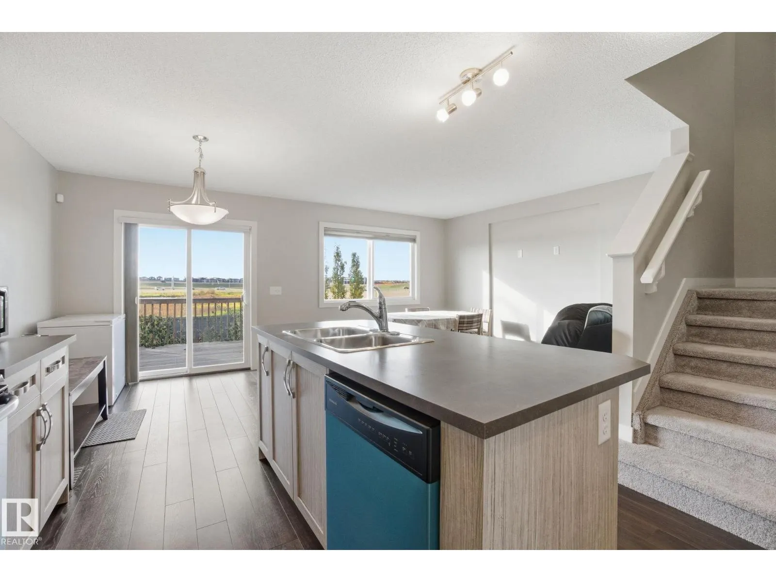 3217 11 AV NW