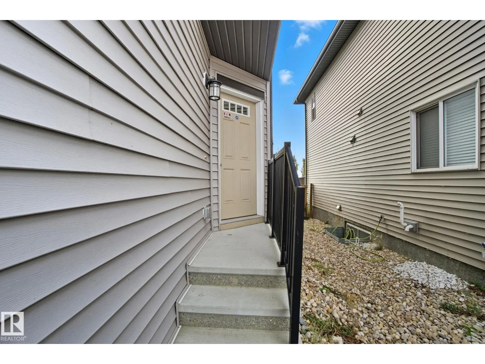 3217 11 AV NW