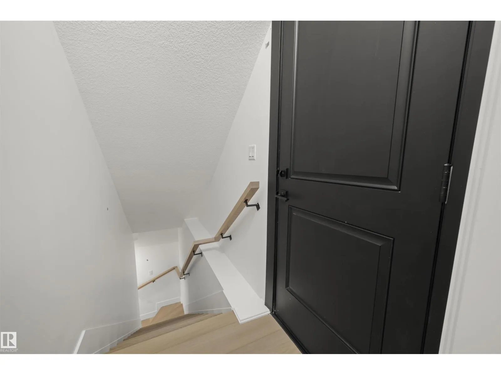 11232 127 ST NW