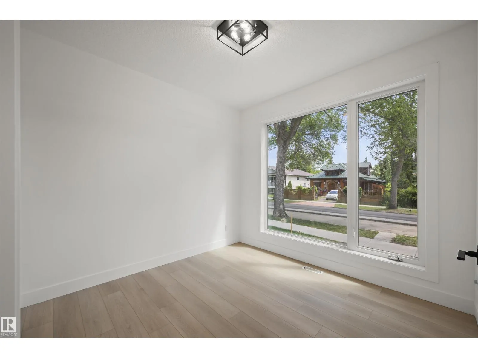 11232 127 ST NW