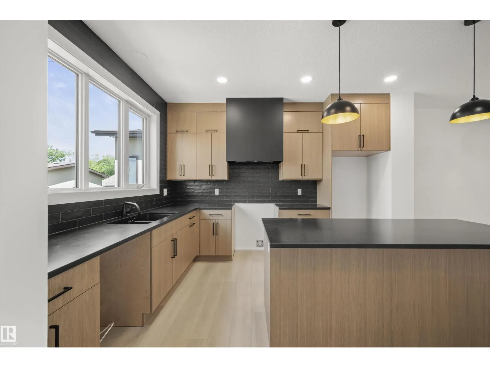 11232 127 ST NW