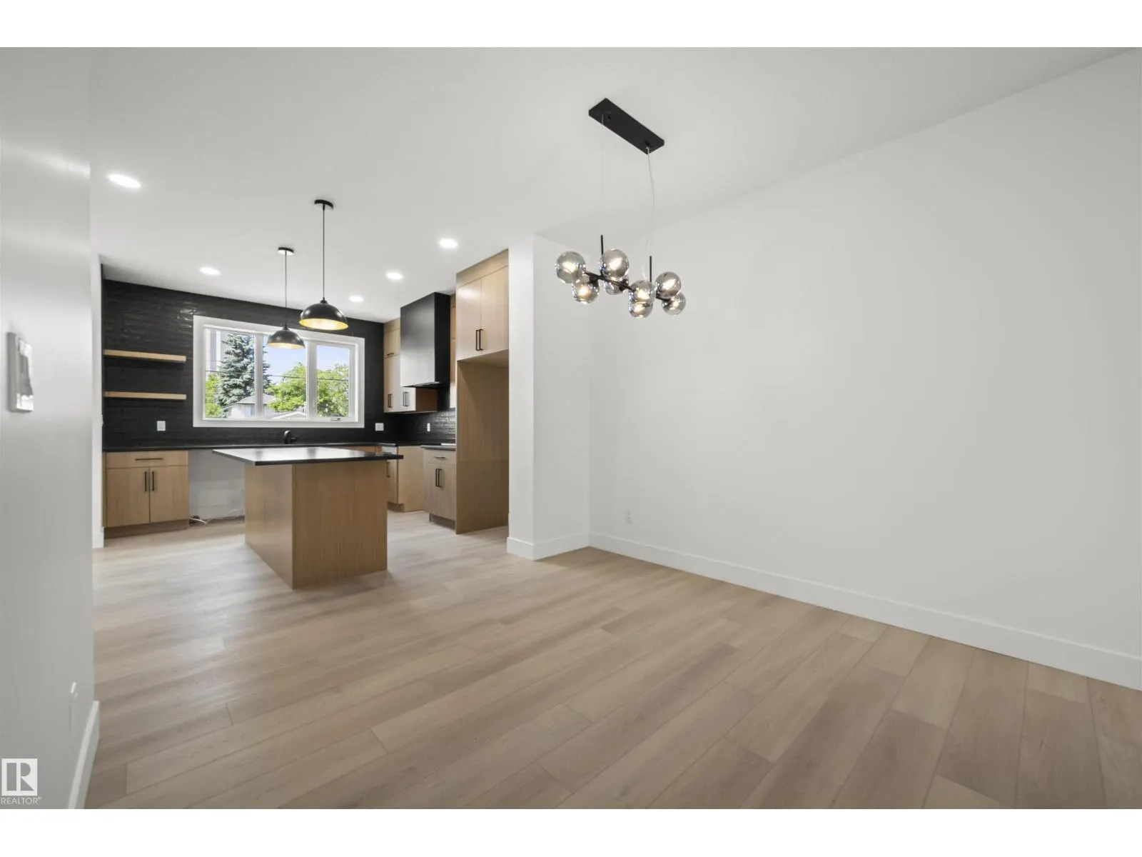 11232 127 ST NW