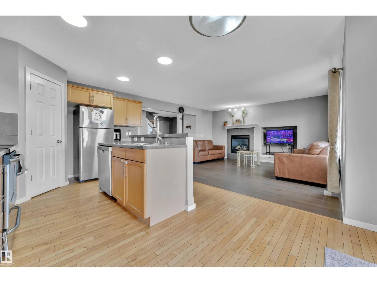 3436 28 ST NW