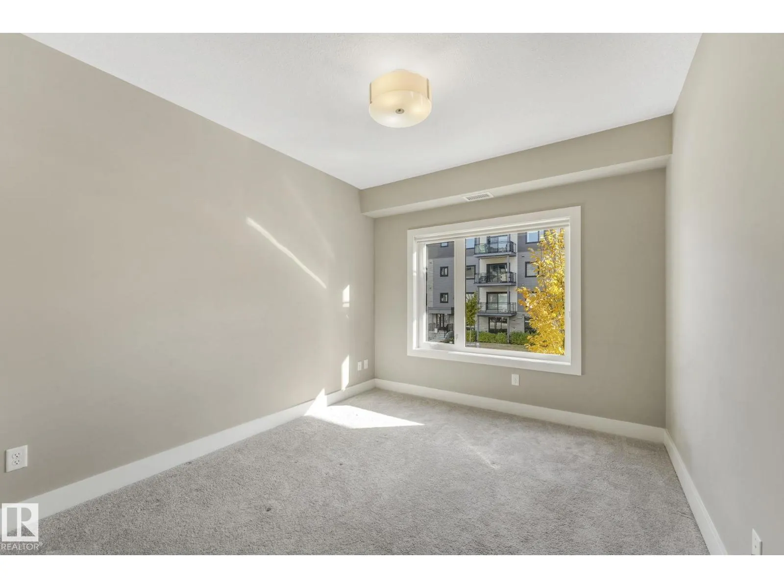 #206 528 GRIESBACH PARADE PR NW