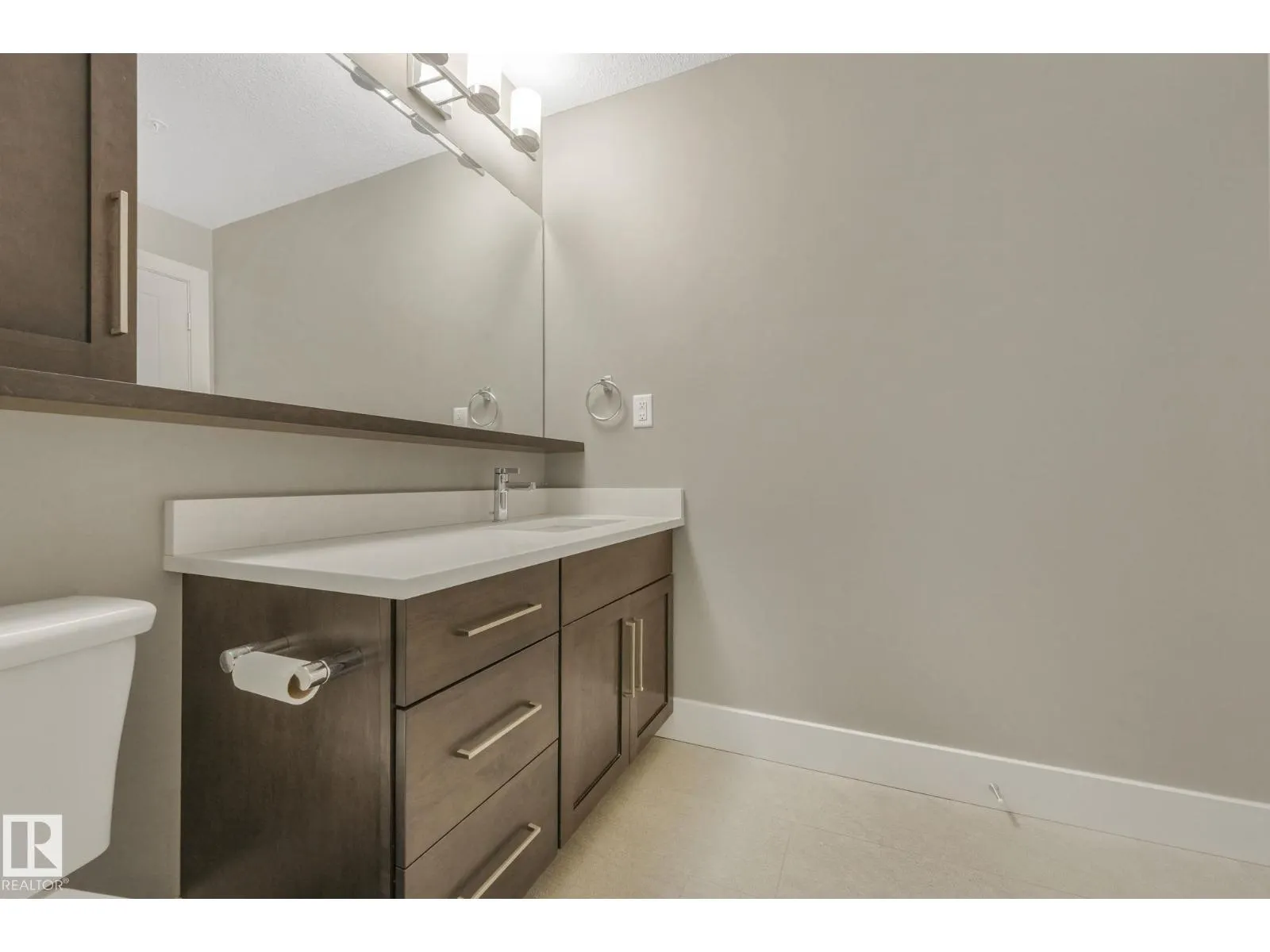 #206 528 GRIESBACH PARADE PR NW