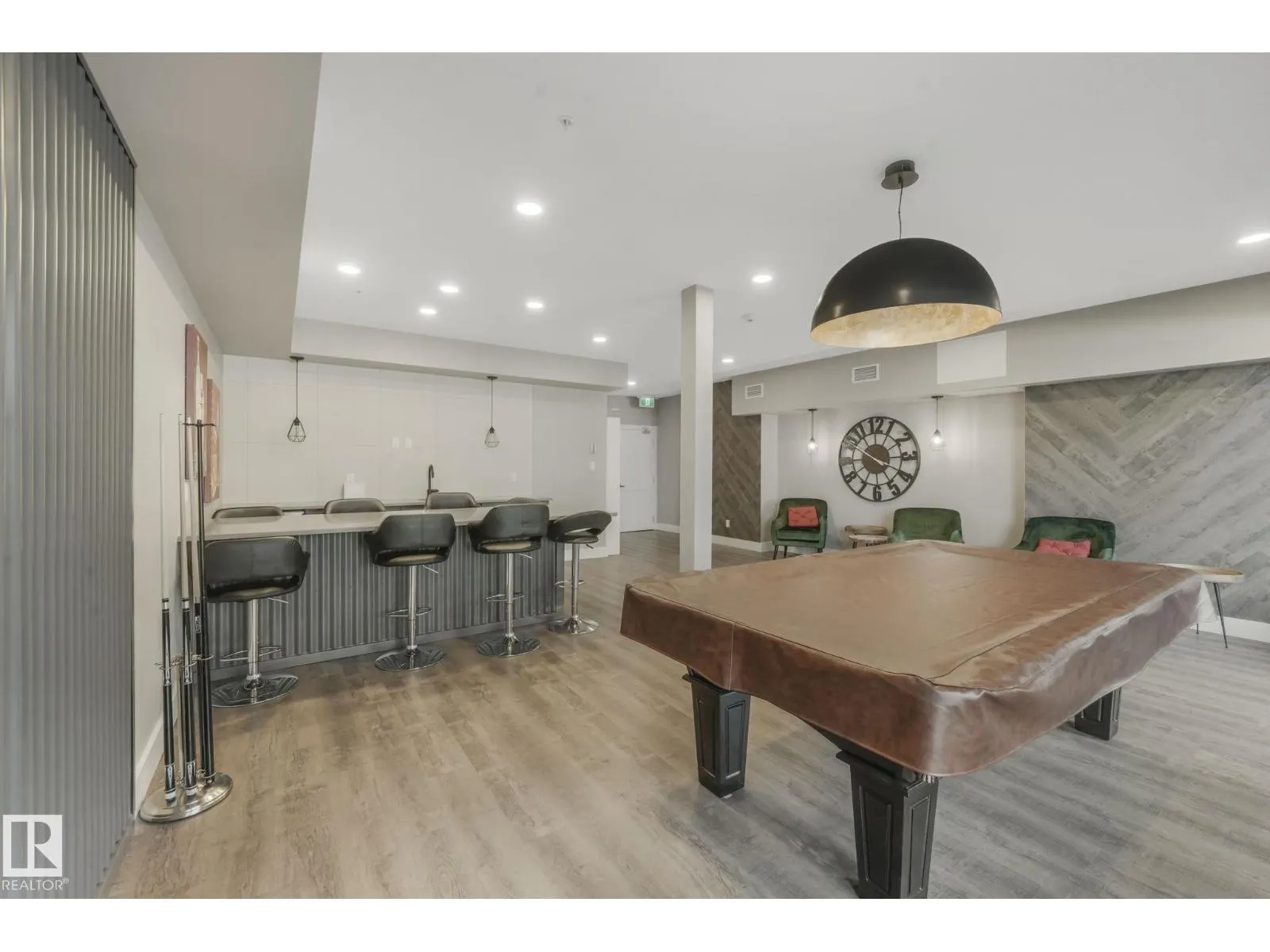 #206 528 GRIESBACH PARADE PR NW