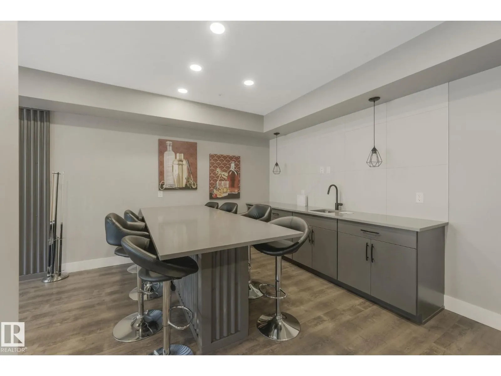 #206 528 GRIESBACH PARADE PR NW
