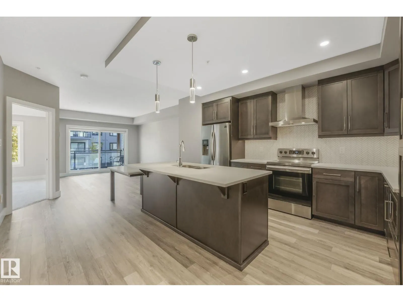 #206 528 GRIESBACH PARADE PR NW