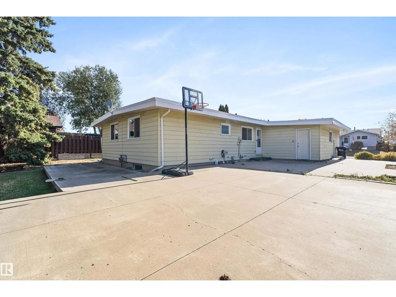 23 GILLINGHAM CR