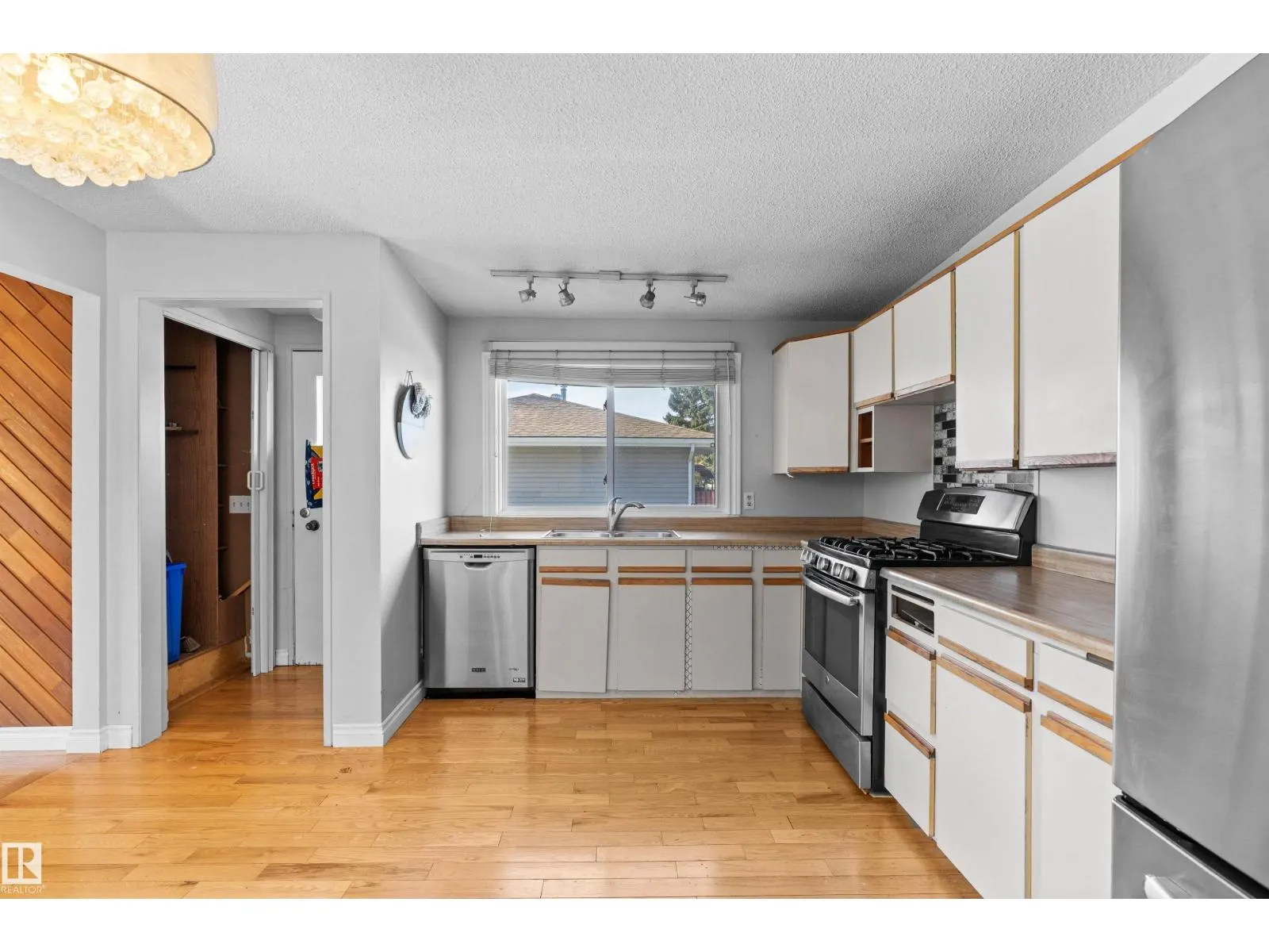 23 GILLINGHAM CR