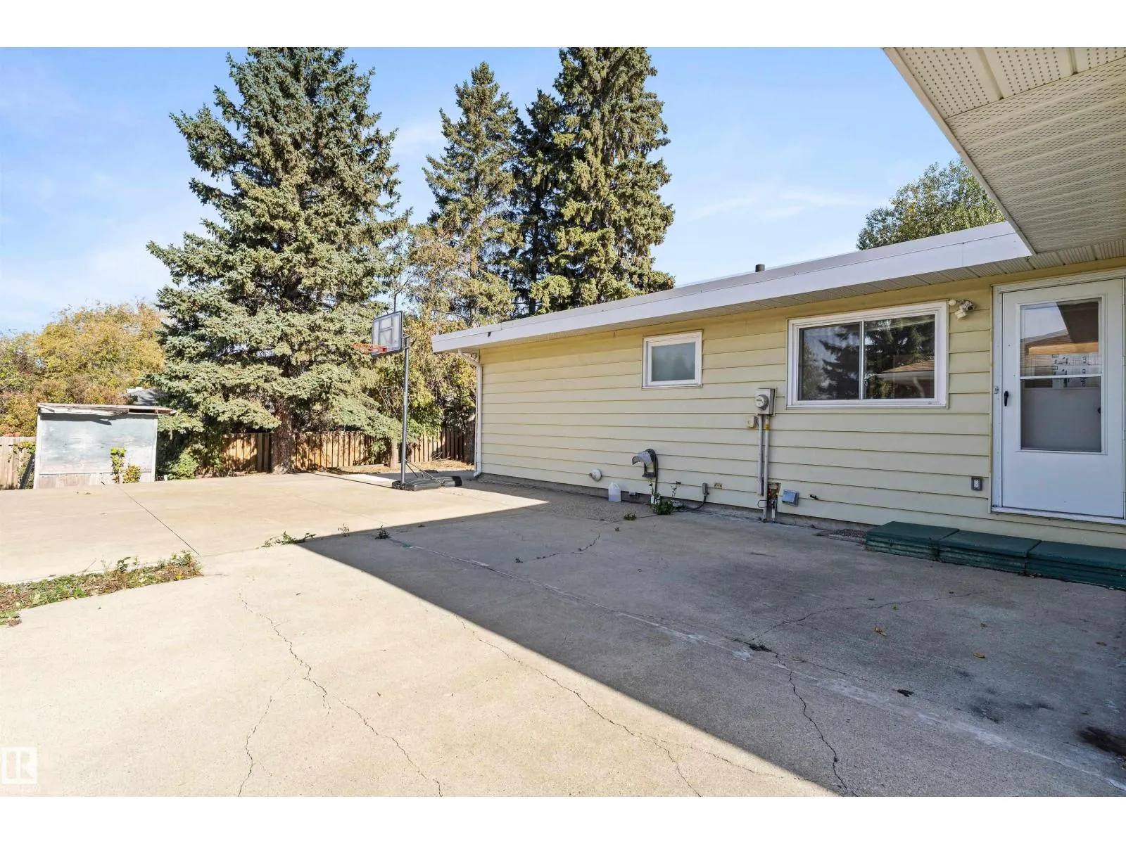 23 GILLINGHAM CR