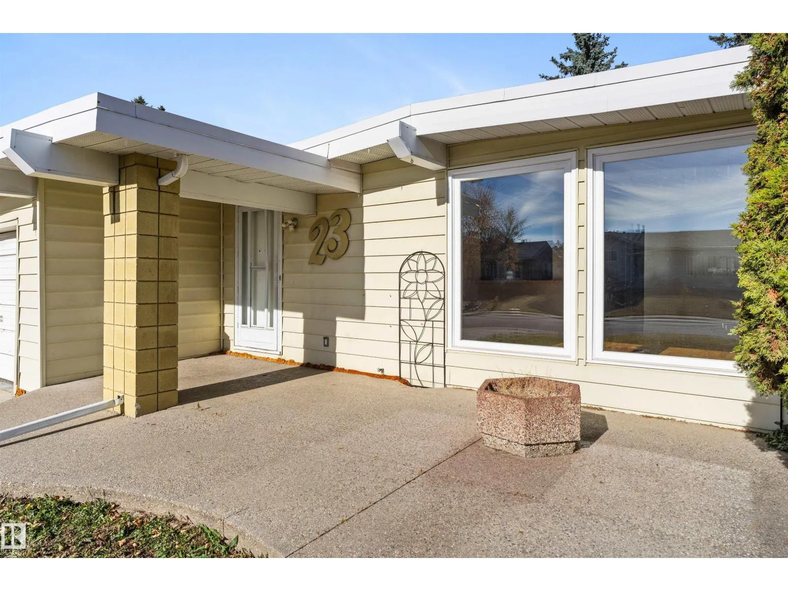 23 GILLINGHAM CR