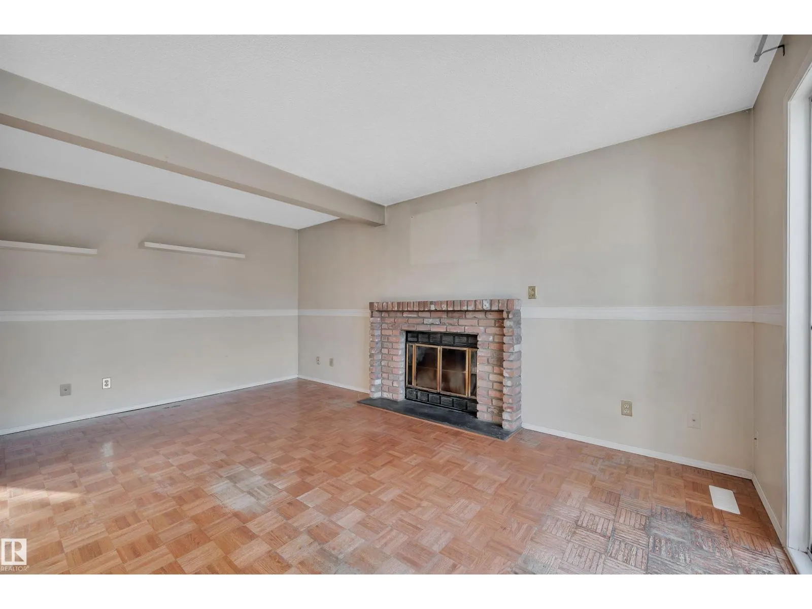 8011 152C AV NW